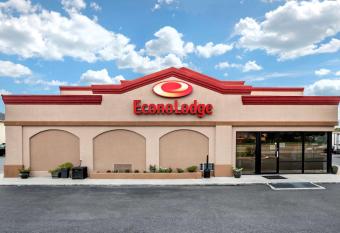 Econo Lodge Easton Route 50 has Smoking rooms