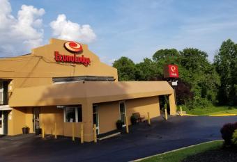 Econo Lodge has Smoking rooms