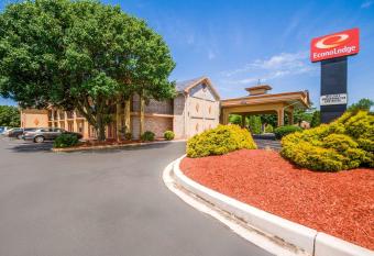 Econo Lodge Princess Anne has Smoking rooms