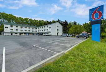 Suburban Studios Lavale - Cumberland allows 18 year olds to book a room