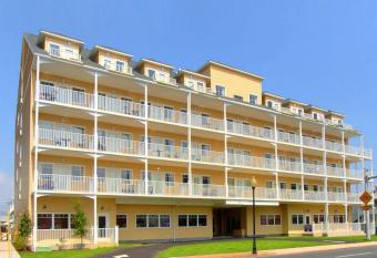 Gateway Hotel & Suites, Ascend Hotel Collection has Balcony rooms