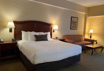 Maine Evergreen Hotel Ascend Hotel Collection has rooms with a private hot tub