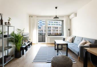 Quiet & Cozy Apartment Old Town - free underground parking allows 18 year olds to book a room