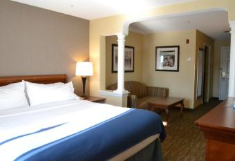 Holiday Inn Express Biddeford has rooms with a private hot tub