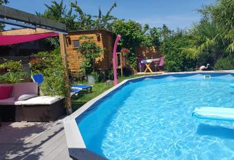 La cabane has Balcony rooms