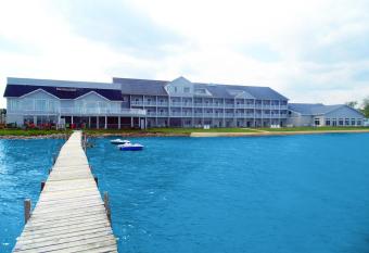 Lakeside Resort & Conference Center has rooms with a private hot tub