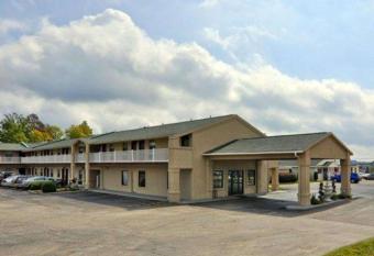 Quality Inn and Suites Big Rapids near University has rooms with a private hot tub