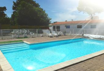 L Oc  ane ( R  sidence La Jos  phine ) allows 18 year olds to book a room