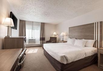 Quality Inn Petoskey-Harbor Springs has rooms with a private hot tub