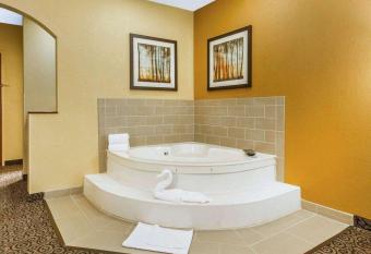 Comfort Suites Ramsey has rooms with a private hot tub