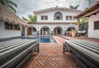 Villa San Juan Bed&Breakfast allows 18 year olds to book a room