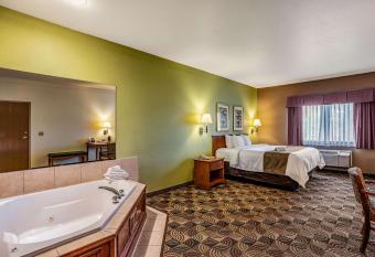 Quality Inn & Suites has rooms with a private hot tub