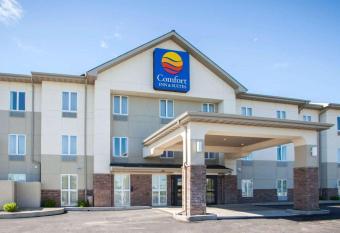 Comfort Inn and Suites Harrisonville has rooms with a private hot tub