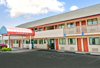 Days Inn Independence has Smoking rooms