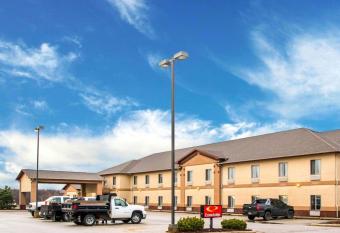 Econo Lodge has Smoking rooms