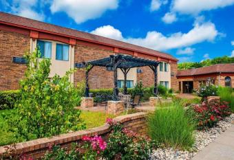 Suburban Studios Kansas City Airport North allows 18 year olds to book a room