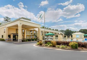 Quality Inn McComb has Smoking rooms