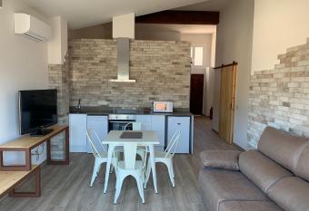 El niu del volc   allows 18 year olds to book a room