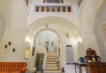 Palazzo Tre Cardi has Balcony rooms