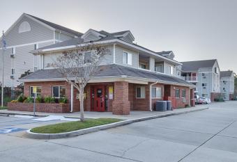 Siegel Select Gautier allows 18 year olds to book a room