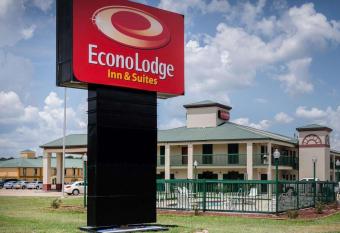 Econo Lodge Inn & Suites has Smoking rooms
