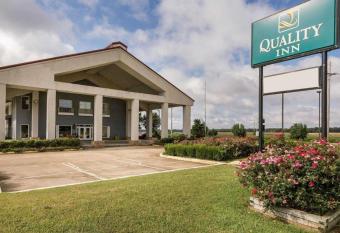 Quality Inn has Smoking rooms