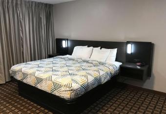 Studio 6 Suites Tupelo Ms North has rooms with a private hot tub