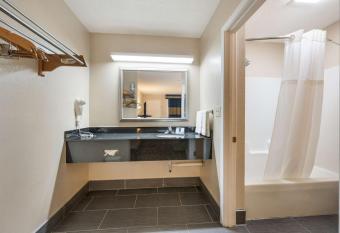 SureStay Hotel by Best Western Meridian has rooms with a private hot tub