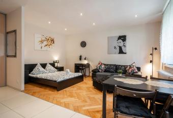 05 Gdynia Centrum - Apartament Mieszkanie dla 4 os allows 18 year olds to book a room