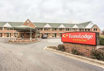 Red Roof Inn & Suites Cornelius - Lake Norman allows 18 year olds to book a room