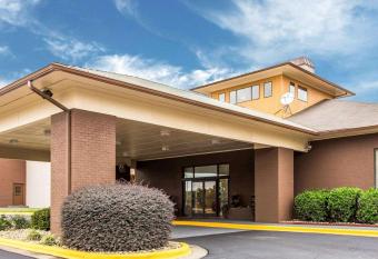 Quality Suites Hickory South has Smoking rooms