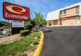 Econo Lodge Biltmore has Smoking rooms