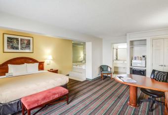 Quality Inn & Suites Biltmore East has rooms with a private hot tub