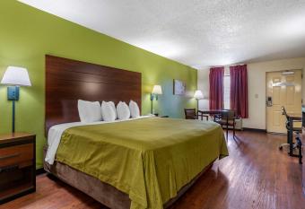 Econo Lodge has rooms with a private hot tub