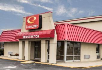 Econo Lodge North has Smoking rooms