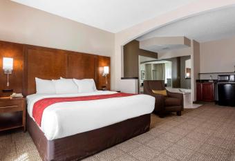 Comfort Suites Salisbury I-85 has rooms with a private hot tub
