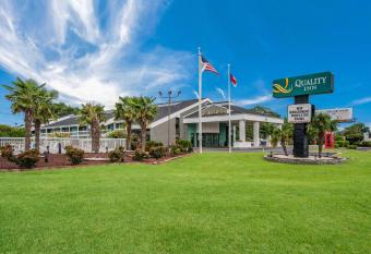 Quality Inn Greenville near University has Smoking rooms