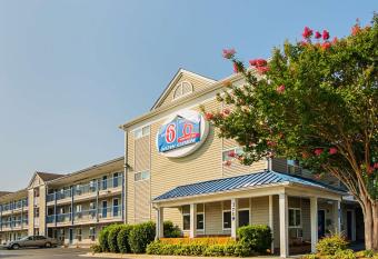 Motel 6 Fayetteville, Nc - Fort Bragg Area allows 18 year olds to book a room