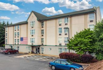 Rodeway Inn & Suites near Outlet Mall - Asheville allows 18 year olds to book a room