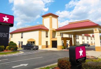 Red Roof Inn Washington, NC has rooms with a private hot tub