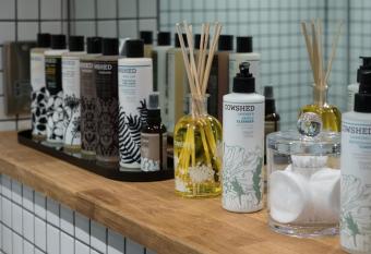 Hiding Space - Trim Street Apartments has rooms with a private hot tub