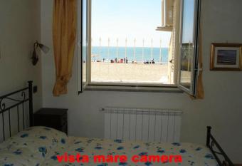 Camere Sul Mare has Balcony rooms