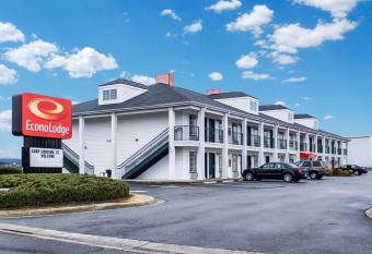 Econo Lodge has Smoking rooms