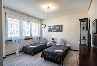 02 Gdynia Centrum - Apartament Mieszkanie dla 2 os allows 18 year olds to book a room