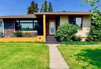 Ricky's home has Balcony rooms