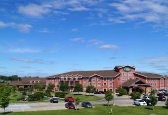 Norfolk Lodge & Suites Ascend Hotel Collection allows 18 year olds to book a room