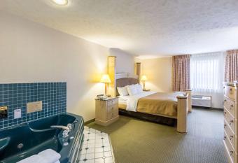 Baymont by Wyndham Omaha SW has rooms with a private hot tub