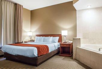 Comfort Inn & Suites Carnerys Point has rooms with a private hot tub