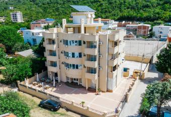 HOTEL DANA has Balcony rooms