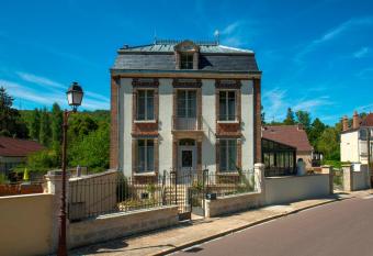 Villa Tha  s has Balcony rooms